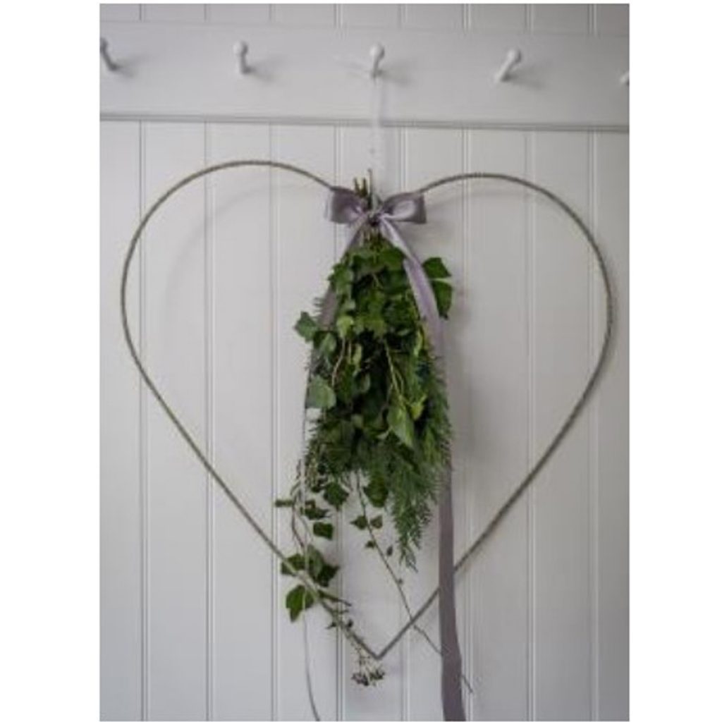 17AW08 Large White Hand Decorated Heart