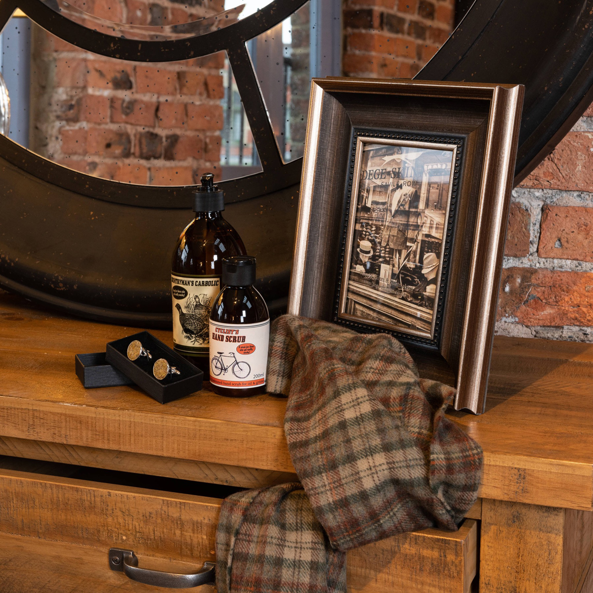 Antique Gold Black 5 x 7 Frame Interior Flair